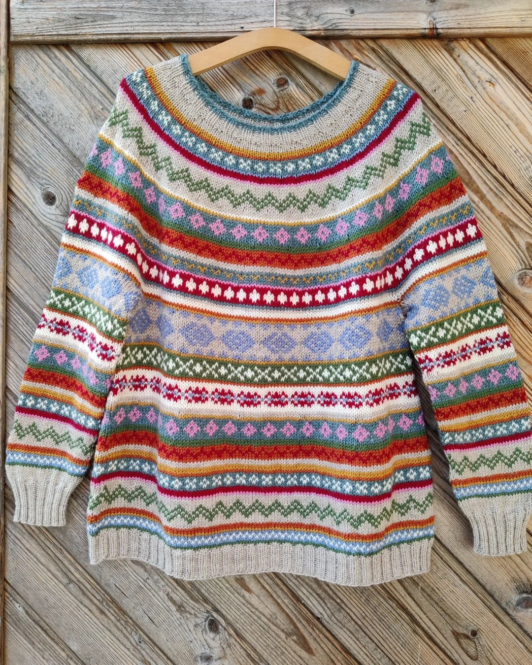 Fraja | Cozy, fashionable sweater in contrasting colors