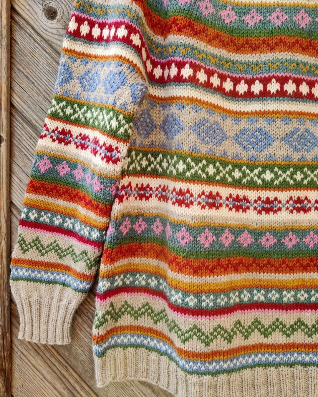 Fraja | Cozy, fashionable sweater in contrasting colors