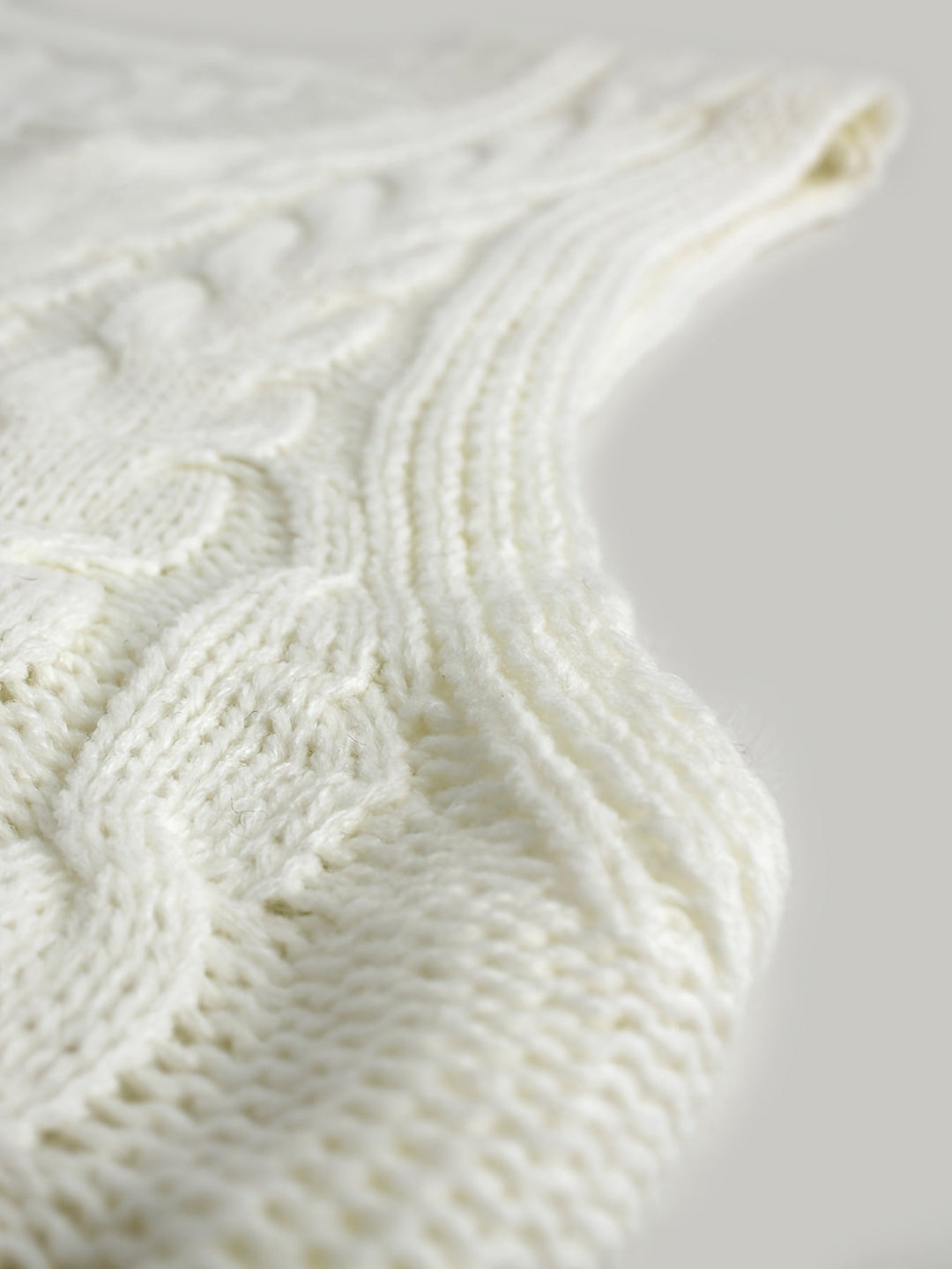 Cora | Cozy Cable Knit V-Neck Sweater Vest