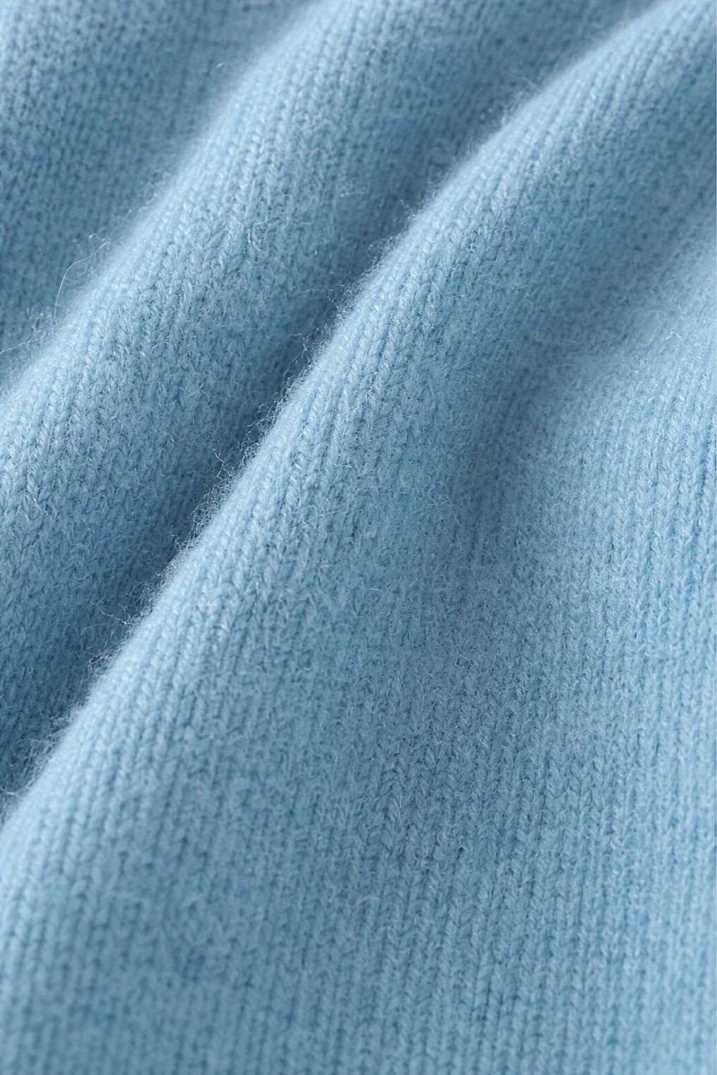 Cablesse – Knitted Cable Sweater with Round Neck