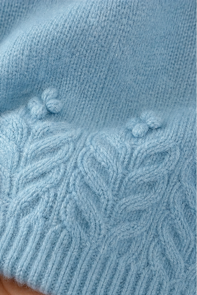 Cablesse – Knitted Cable Sweater with Round Neck