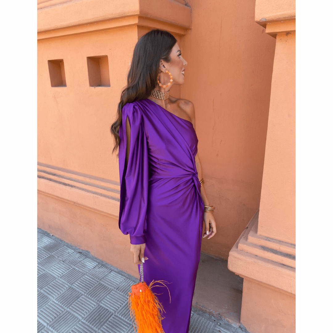 Effortlessly Elegant Silhouette Enhancing Softly Structured Evening Dress for Wedding Guests